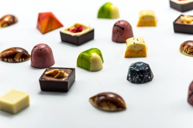 Beyaz arka planda izole edilmiş, seçici odaklı çikolatalı tatlılar.