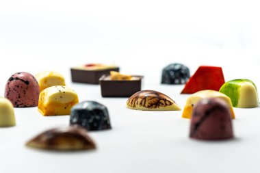 Beyaz arka planda izole edilmiş, seçici odaklı çikolatalı tatlılar.