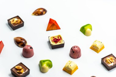 Beyaz arka planda izole edilmiş, seçici odaklı çikolatalı tatlılar.