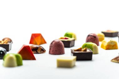 Beyaz arka planda izole edilmiş, seçici odaklı çikolatalı tatlılar.