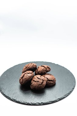 Stüdyoda beyaz arka planda kurabiyeler.