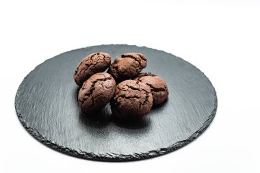 Stüdyoda beyaz arka planda kurabiyeler.