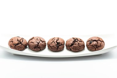 Stüdyoda beyaz arka planda kurabiyeler.