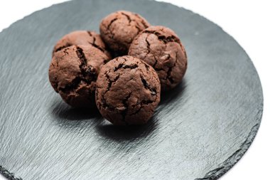 Stüdyoda beyaz arka planda kurabiyeler.