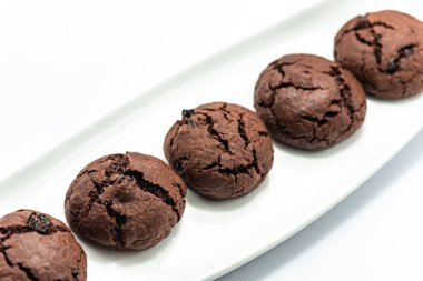 Stüdyoda beyaz arka planda kurabiyeler.