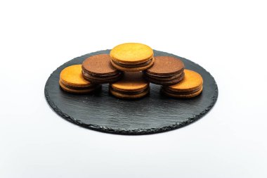 Stüdyoda beyaz arka planda kurabiyeler.