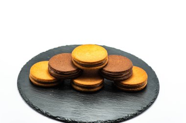 Stüdyoda beyaz arka planda kurabiyeler.