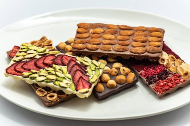 Arkaplanda fındık eklenmiş çikolata. Tatlı yemek konsepti.