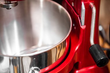 Metal saplı kahve makinesi.