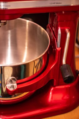 Kırmızı ve beyaz mutfak aletlerini kapatın.