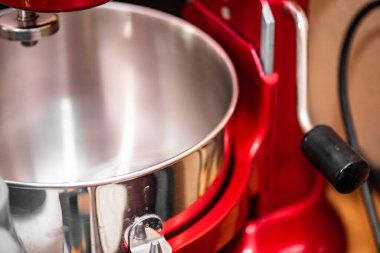 Kırmızı ve beyaz kahve çekirdeklerini yakın.