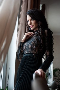 Akşam elbisesi içinde zarif, zarif bir kadın, yeni yıl partisi ya da yıldönümü.