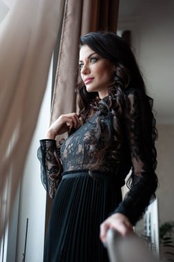 Akşam elbisesi içinde zarif, zarif bir kadın, yeni yıl partisi ya da yıldönümü.