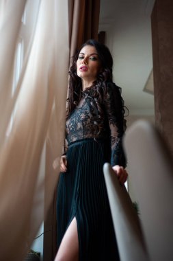 Akşam elbisesi içinde zarif, zarif bir kadın, yeni yıl partisi ya da yıldönümü.