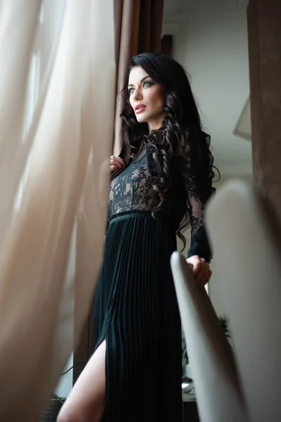 Uzun Siyah Elbiseli Şehvetli Esmer Kadın — Stok fotoğraf