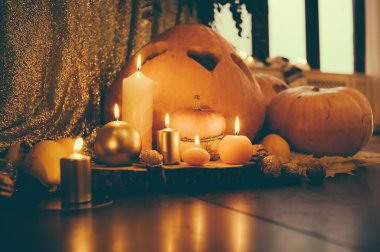 Cadılar bayramı arkaplanı balkabakları ve mumlarla