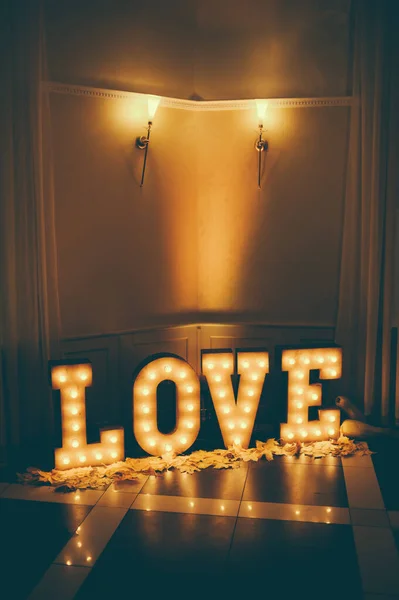 Aşk mektupları parlıyor. Sevgililer Günü için konsept. Aşk ilanı