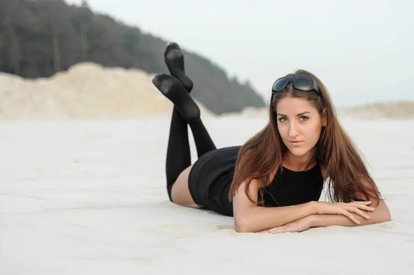 ビーチで黒い水着の美しい女の子 海のビーチで日焼けした女性のファッションの肖像画 — ストック写真