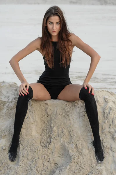 Красива Жінка Спокусливій Короткій Чорній Спідниці Панчохах Пляжі — стокове фото