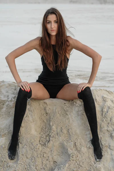 ビーチで黒い水着の美しい女の子 海のビーチで日焼けした女性のファッションの肖像画 — ストック写真