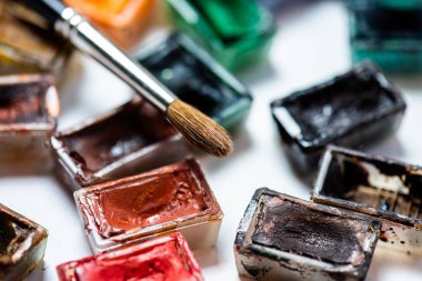 Resimler için suluboya boya ve fırça seti. Seçici odak.