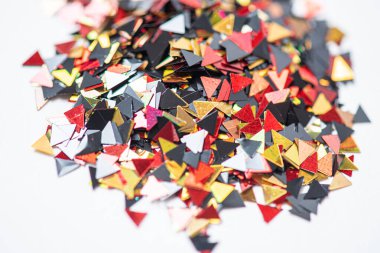 beyaz arkaplanda yıldız şeklinde konfeti