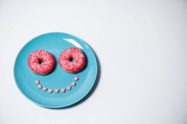 Beyaz arka planda çikolata kaplı donut.