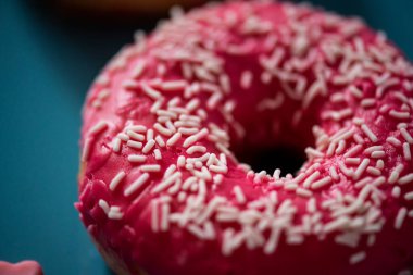 Siyah arka planda lezzetli pembe çörekler.