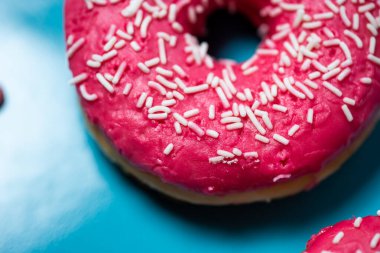 Mavi arka planda renkli serpiştirilmiş lezzetli çörekler.