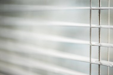 beyaz ve mavi çizgili pencere perdeleri