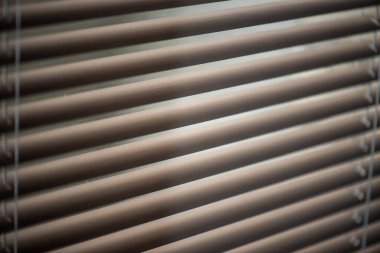 Pencerenin perdelerini kapat