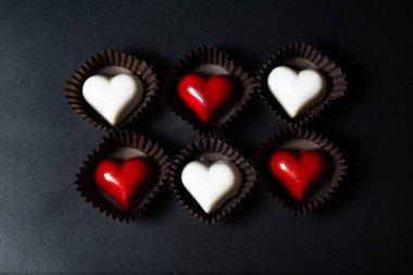 çikolata şekerleri siyah arkaplanda