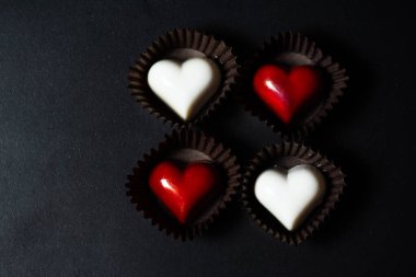 çikolata şekerleri siyah arkaplanda