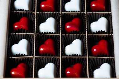 kalp şeklinde çikolatalar siyah arkaplanda