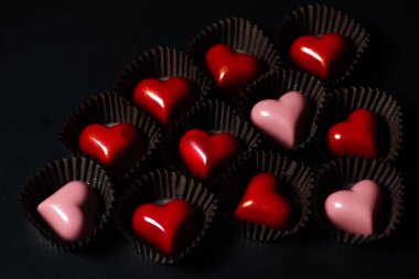kalp şeklinde çikolata şekerlemeleri siyah arkaplanda