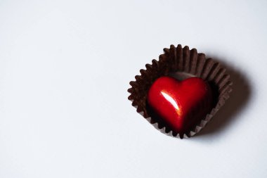 Beyaz arka planda kalp şeklinde çikolata şekerlemeleri