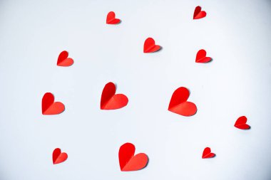 Kalpli sevgililer günü arkaplanı, kırmızı ve beyaz kağıt.