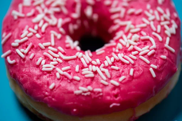 Siyah Arka Planda Pembe Kremalı Donut — Stok fotoğraf