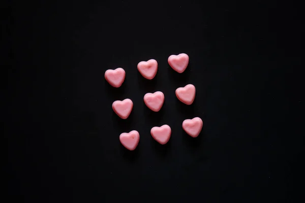 Herzförmige Bonbons Auf Schwarzem Hintergrund — Stockfoto