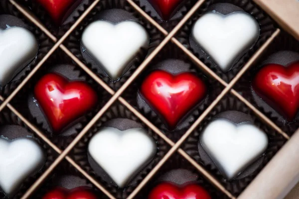 Chocolats Forme Coeur Sur Fond Noir — Photo