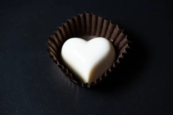 Coeur Chocolat Forme Boîte Noire Sur Fond Sombre — Photo