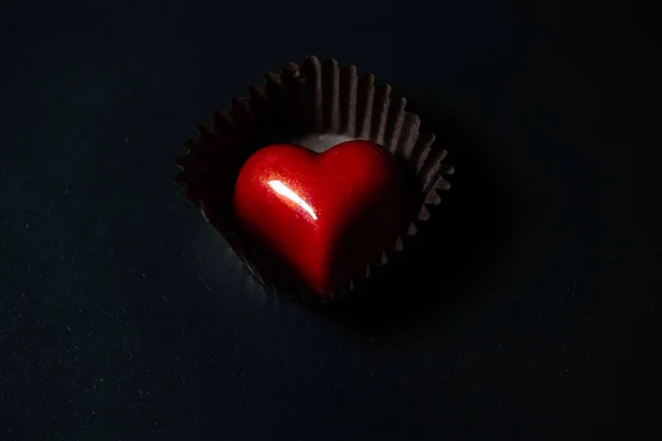 Bonbons Chocolat Forme Coeur Sur Fond Noir — Photo