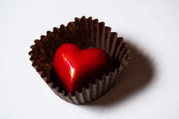 Coeur Chocolat Forme Plaque Blanche Sur Fond Noir — Photo