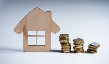 Emlak yatırımı ve konut kredisi finansal konsept, ahşap evle para