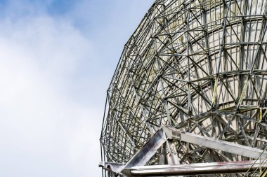 Dünya 'dan iletişim ve sinyal alabilmek için büyük uydu anteni antenleri. Gün batımında uzayda radyo sinyali arayan gözlemevi.