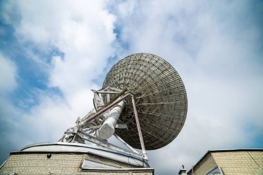 Dünya 'dan iletişim ve sinyal alabilmek için büyük uydu anteni antenleri. Gün batımında uzayda radyo sinyali arayan gözlemevi.
