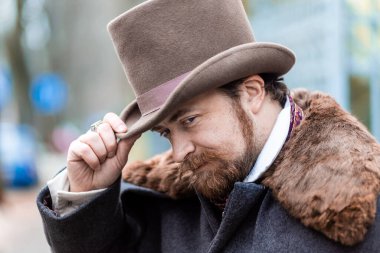 Zarif bir adam. Ceketli ve silindir şapkalı beyefendi.