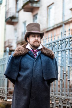 Zarif bir adam. Ceketli ve silindir şapkalı beyefendi.