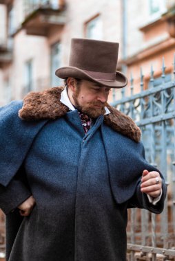 Zarif bir adam. Ceketli ve silindir şapkalı beyefendi.