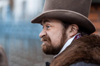 Zarif bir adam. Ceketli ve silindir şapkalı beyefendi.